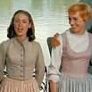 'Julie Andrews;Charmian Carr' için resim