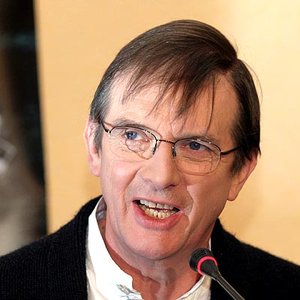 Mike Newell 的头像