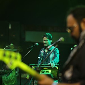 “Surkhwaab”的封面