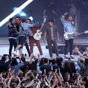 Busted & Jonas Brothers 的头像
