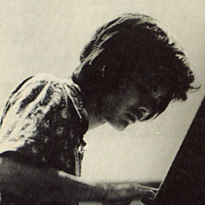 高橋悠治 photo provided by Last.fm