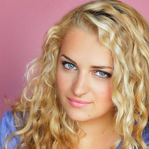 Ali Stroker のアバター