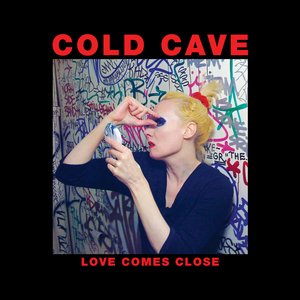 “Love Comes Close (Deluxe Edition)”的封面