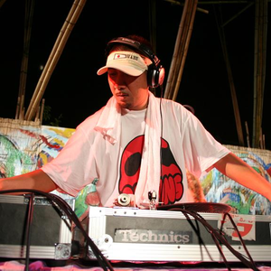 野良犬 feat.ILL BOSSTINO | DJ 刃頭 Lyrics, Meaning & Videos