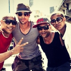 Enrique Iglesias Feat. Sean Paul, Descemer Bueno & Gente De Zona 的头像