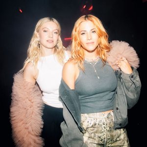 Molly Sandén & Astrid S のアバター