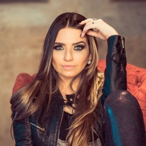 'Camila Campos' için resim