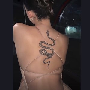 MOSTRA A TATU NAS COSTAS