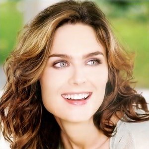 “Emily Deschanel”的封面