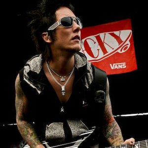 “Synyster Gates”的封面