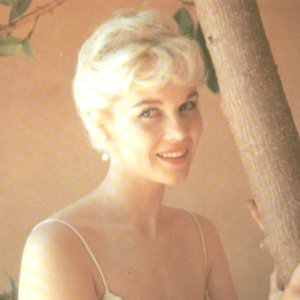 Dorothy Provine 的头像