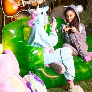 Miley Cyrus & Ariana Grande 的头像