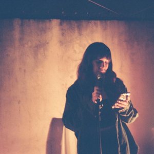 triste, sola y sin prisa