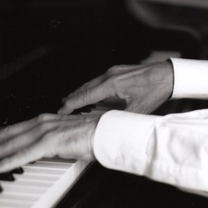 Larre thanks Urs Ruchti playing Piano. 的头像