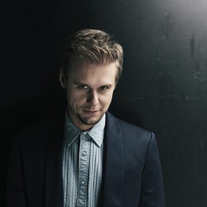 “Armin Van Buuren Pres. Rising Star”的封面