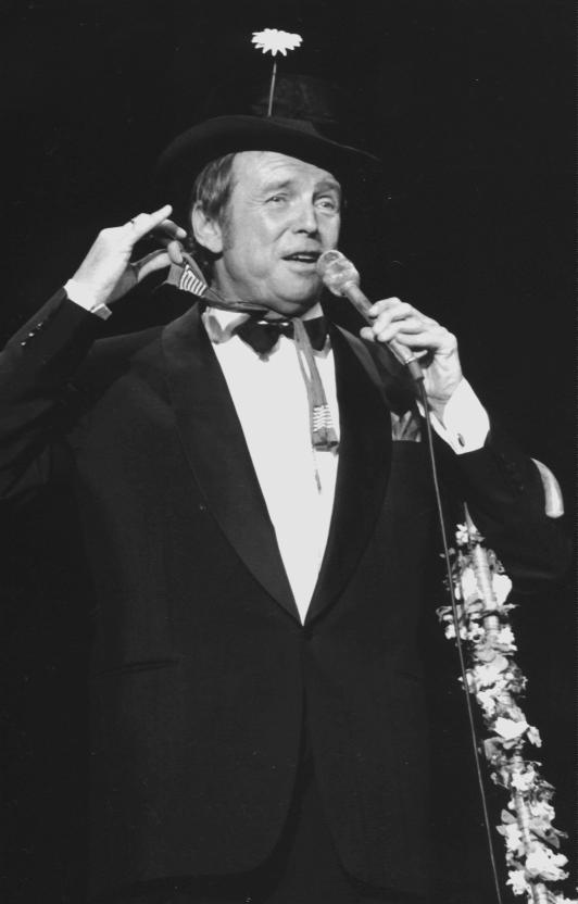 Toon Hermans S Lyrics Chords Refrein wij zen de mannen van de wandelclub wij wandelen er op los wij zen de mannen van de wandelclub in. toon hermans s lyrics chords