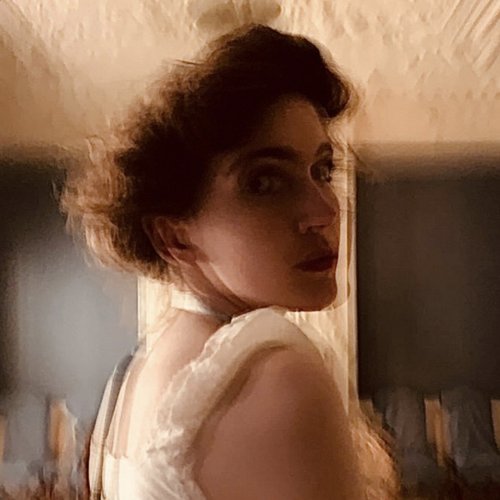 She does Makeup - Single