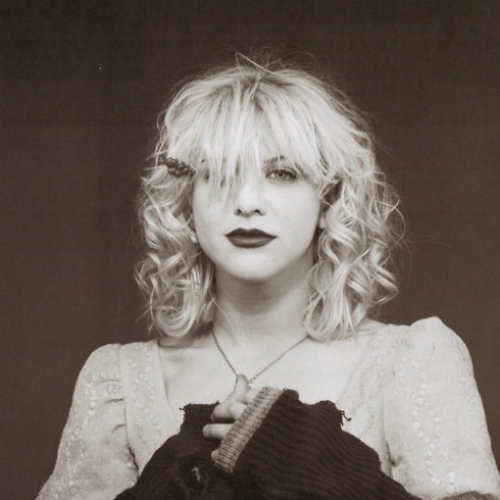 Кортни лав фото в молодости Singer Courtney Love of American rock group Hole, circa 1995. News Photo Getty