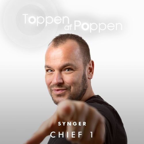 Chief 1 Synger Toppen Af Poppen