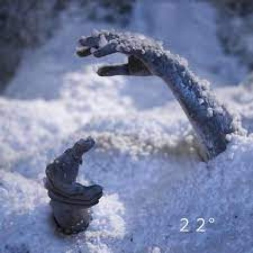 22°