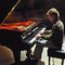 Mario López estuvo probando el piano de la Casa de Cultura antes de ofrecer el concierto de 1973.