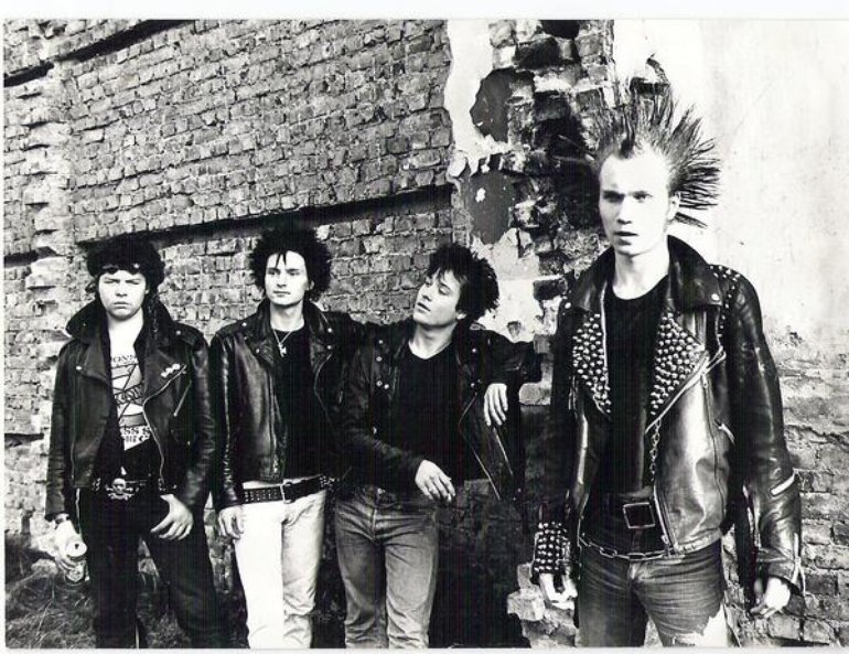 Green day 1995 год. Группа the clash. Green day панки. Keith flint в молодости. The prodigy keith flint в молодости.