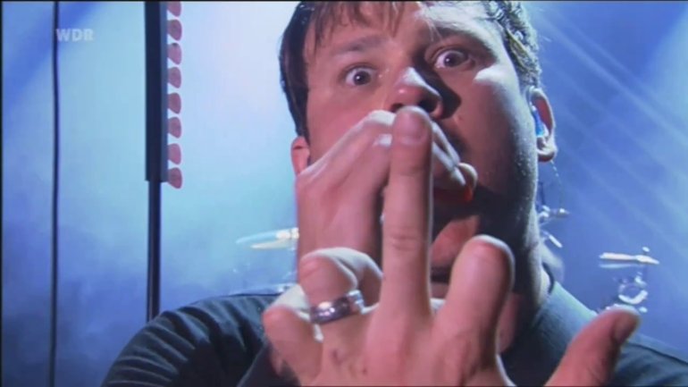 delonge imitating a blowjob at arena4 in germany live in 2010