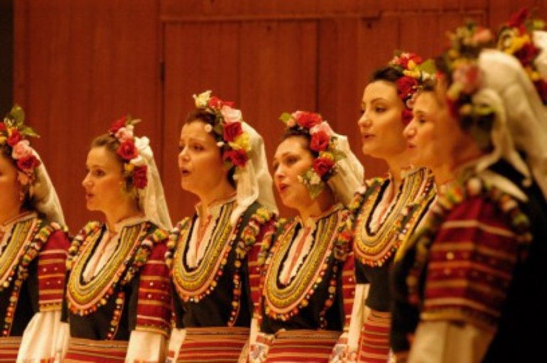 Хор в белых платьях. Болгарский хор. Болгары песни народа. Болгарский хор. Angelite & moscow art trio.