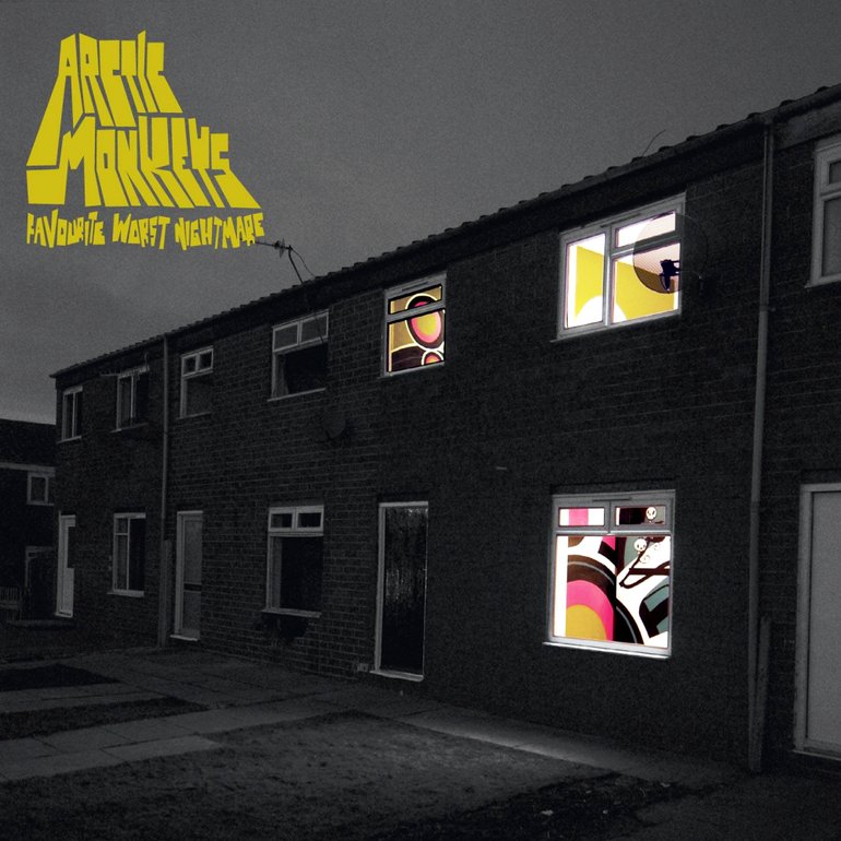 Capa do álbum 'Favourite Worst Nightmare'. A capa consta de uma imagem escura, em tons cinza, de um prédio residencial baixo, com pequenas alterações coloridas nas janelas, inseridas após a captura da foto.