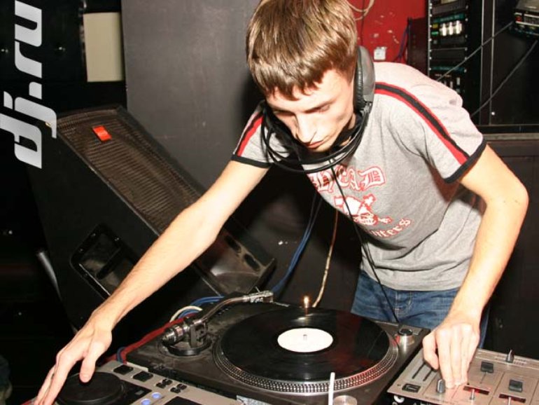 Gydra dnb. Sash. Слушать диджей без. Фотосессия для диджея. Евгений кушнир ди джей.