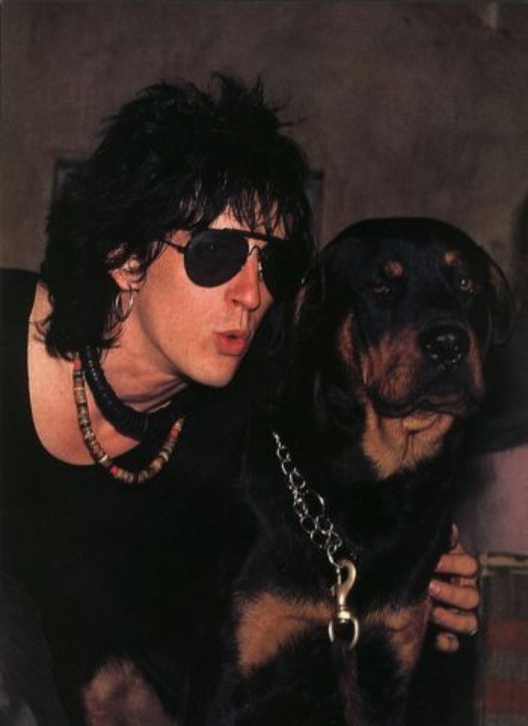 [Entrevista] Izzy Stradlin: "Sí, estar sobrio jugo un papel importante en mi partida" (1992). 6e7588d3ce2c49da95e5b2794d16ee4e