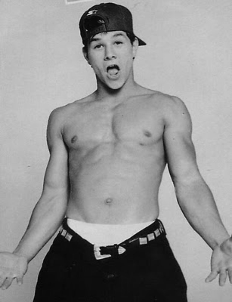 Marky mark. Марк Уолберг в молодости. Марк Уолберг в юности. Марк Уолберг в 18 лет. Марк Уолберг в детстве.