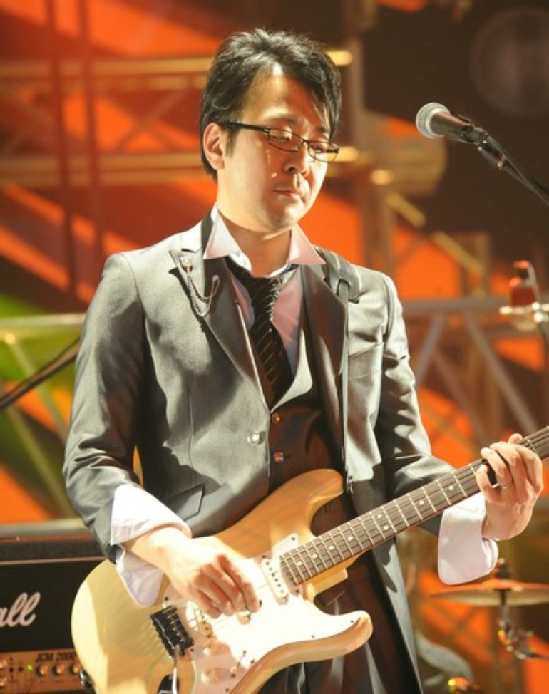 Shoji Meguro playing guitar