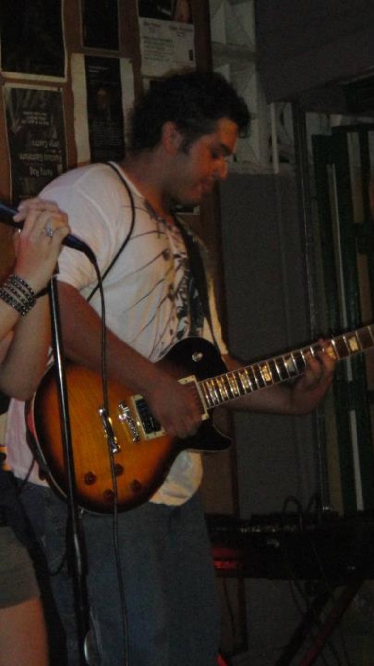 joe, rythm guitar
