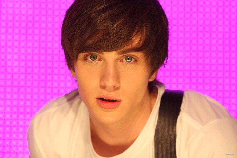 Ангус, Стринги И Поцелуи Взасос (Angus, Thongs And Perfect Snogging) - 2008  Photos (2 Of 4) | Last.fm