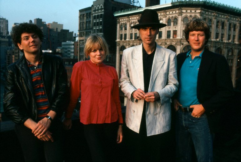 Группа talking heads. Дэвид бирн токинг хедс. Talking hand. Группа talking heads. Talking heads басистка.