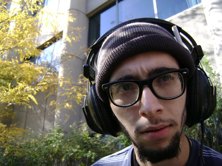 Zu @ workplace w headphones cigarette