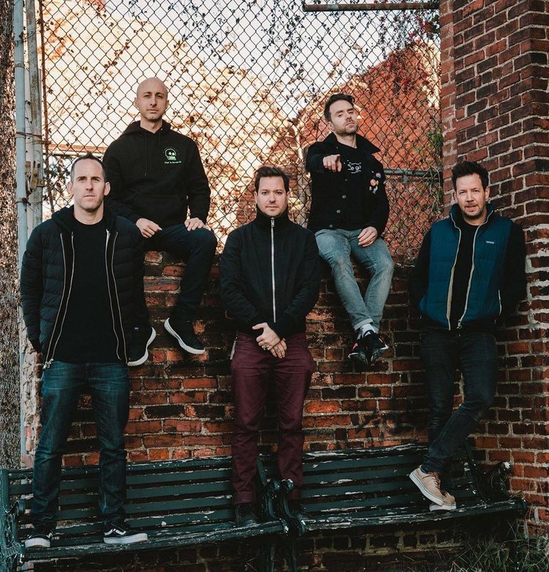 симпл плэн. группа simple plan 2019. давид simple plan. группа simple plan 2019. группа simple.