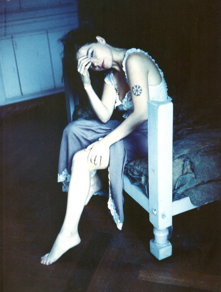 bjork-1993-ellen-von-unwerth-10.jpg