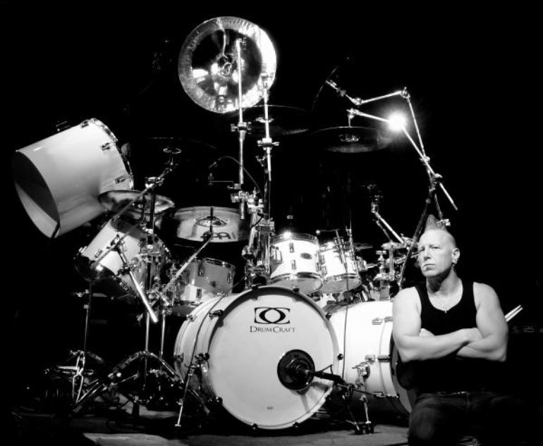 Mike drum kit. Майк террана барабанщик. Mike Terrana Drum. Майк террана барабанщик биография. Фото барабанщика Mike Terrana.