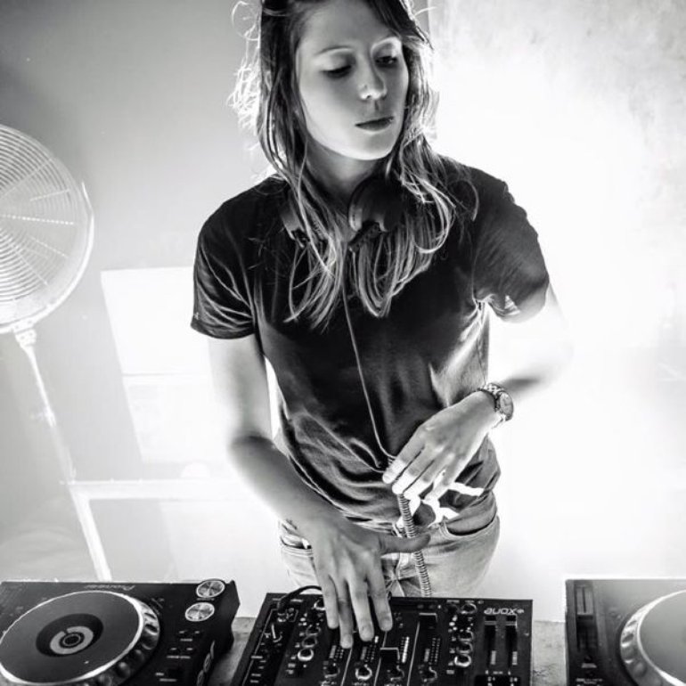 Dj шарлотта де витт. De witte. шарлотта де вайт dj. шарлотта диджей. шарлотта де витте фото.