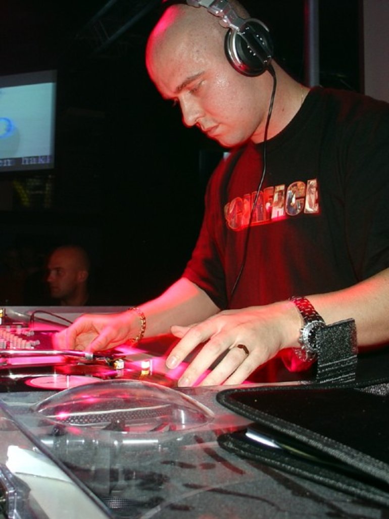 Черный cupreous dj wesstag. Энкор диджей. DJ-Й. Диджей j mo. DJ Сашков.
