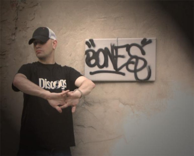 Bones звонок. Frankie Bones. Bones афиша концертов. Фото в стиле Bones. Содиум бонс.