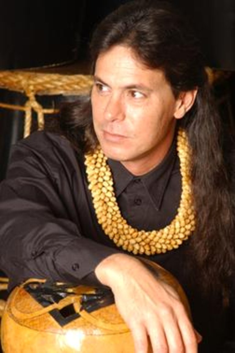 Mark Keali I Ho Omalu Fotos 1 Von 4 Last Fm Mark keali'i ho'omalu is a strong point in the otherwise largely overlooked field of traditional hula chanting. last fm