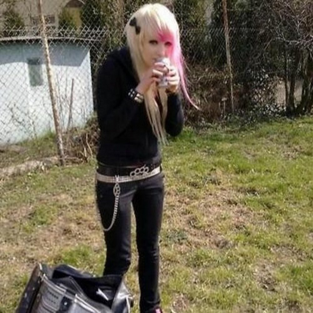Emo-Punk-Studentin Wird Heftig Gerammelt