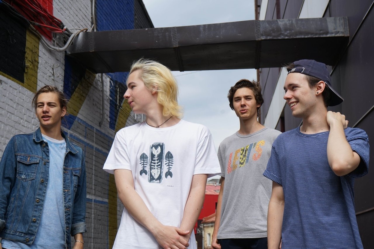 Барабанщик группы вокруг фонарного столба. Вокруг фонарного столба солист. Группа вокруг. Группа вокруг. Группа вокруг.