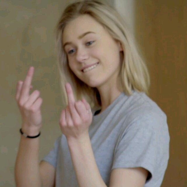 Девочка показывает фак мем