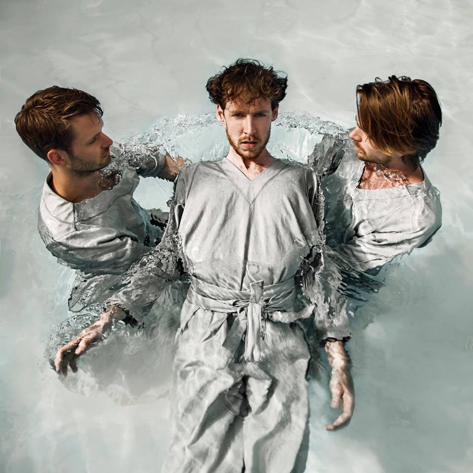 Красивая девушка в наушниках. Человек с наушниками. Обои музыка. Сборник 2005 года. Ночь наушники.