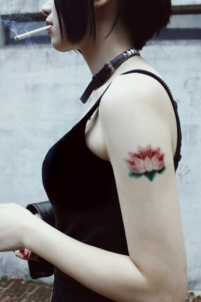 Она воин хотя выглядит как цветок тату flowers Iris tattoo, Tattoo designs, Tattoo designs and meanings