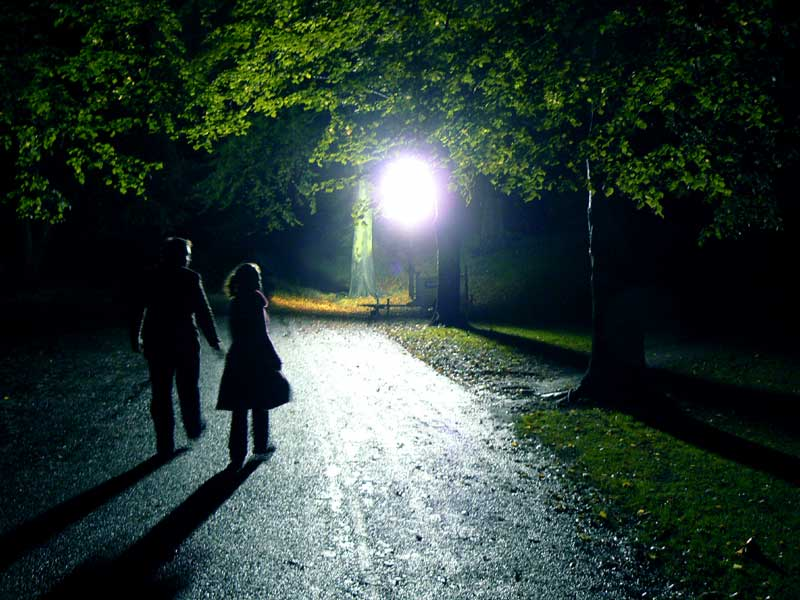 At night или in night. Last night i was walking home. Girl walking alone in night 3d. Last night i was walking home. Man with luggage walkin in the city wallpaper.